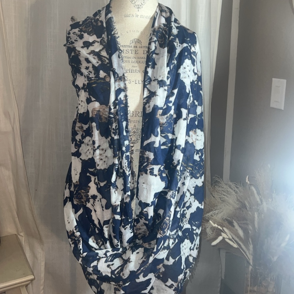 Navy Blue, Tan, & White floral lightweight neck scarf🧣wrap shawl coverup womens - Picture 2 of 4